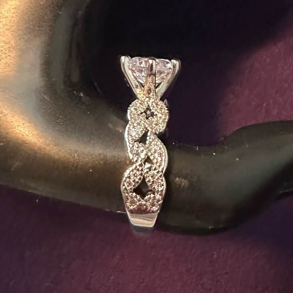 1.5 carat .925  silver ring. Sz 7 - Picture 8 of 10